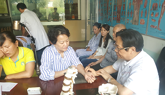 吴汉卿教授正在为香港患者梁女士诊断.jpg
